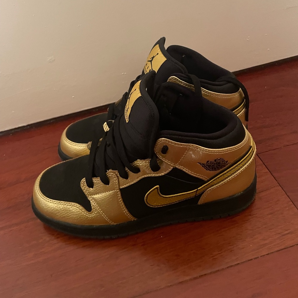 Jordan 1’s mid gold coin